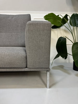 Gebrauchtes graues Cassina Moov Designer Stoff Sofa vor einer Wand, stilvoll und modern eingerichtet.