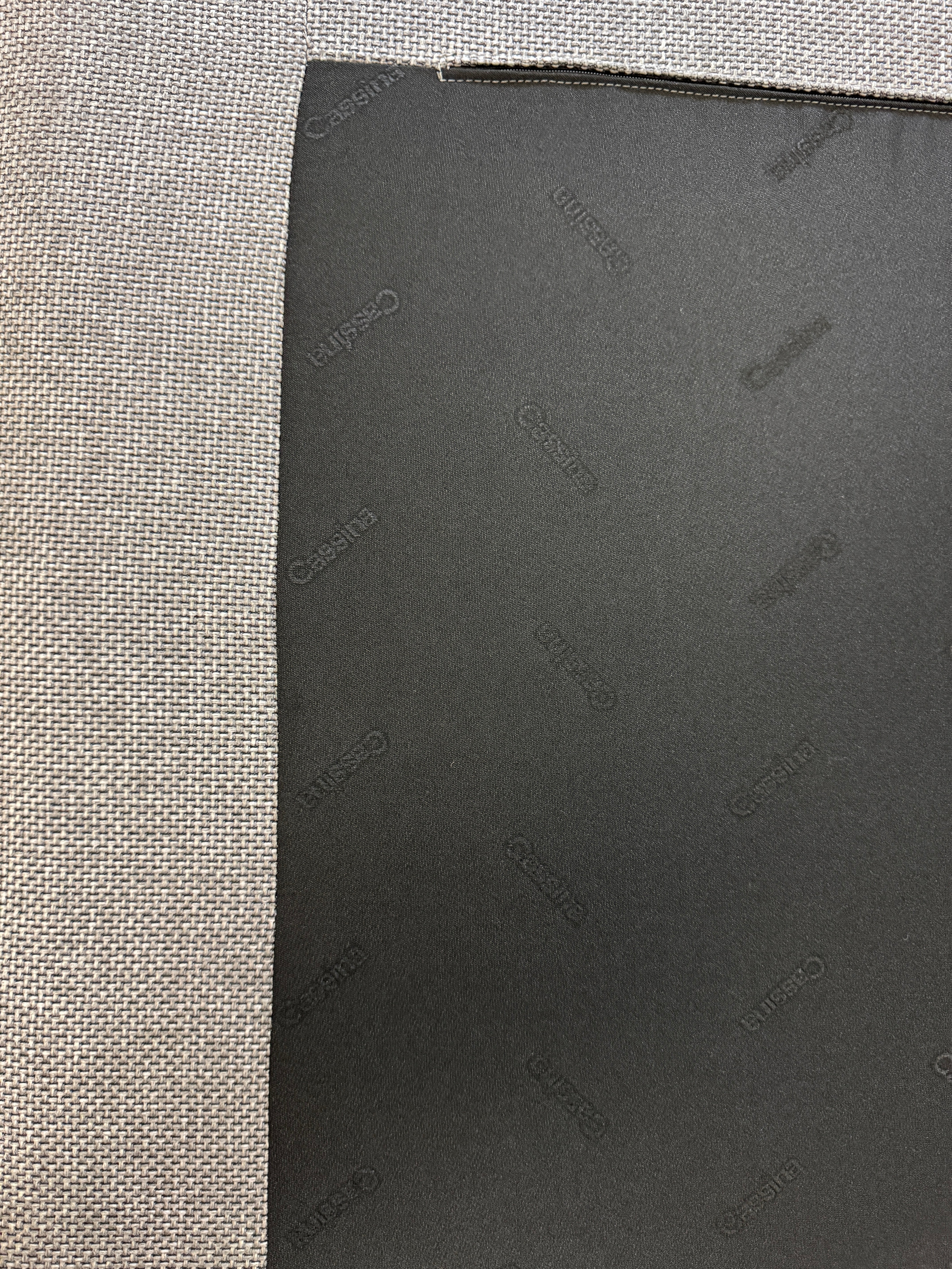 Gebrauchtes graues Cassina Moov Designer Stoff Sofa vor einer Wand, stilvoll und modern eingerichtet.