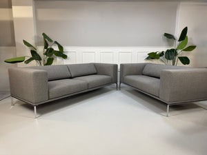 Gebrauchtes graues Cassina Moov Designer Stoff Sofa vor einer Wand, stilvoll und modern eingerichtet.