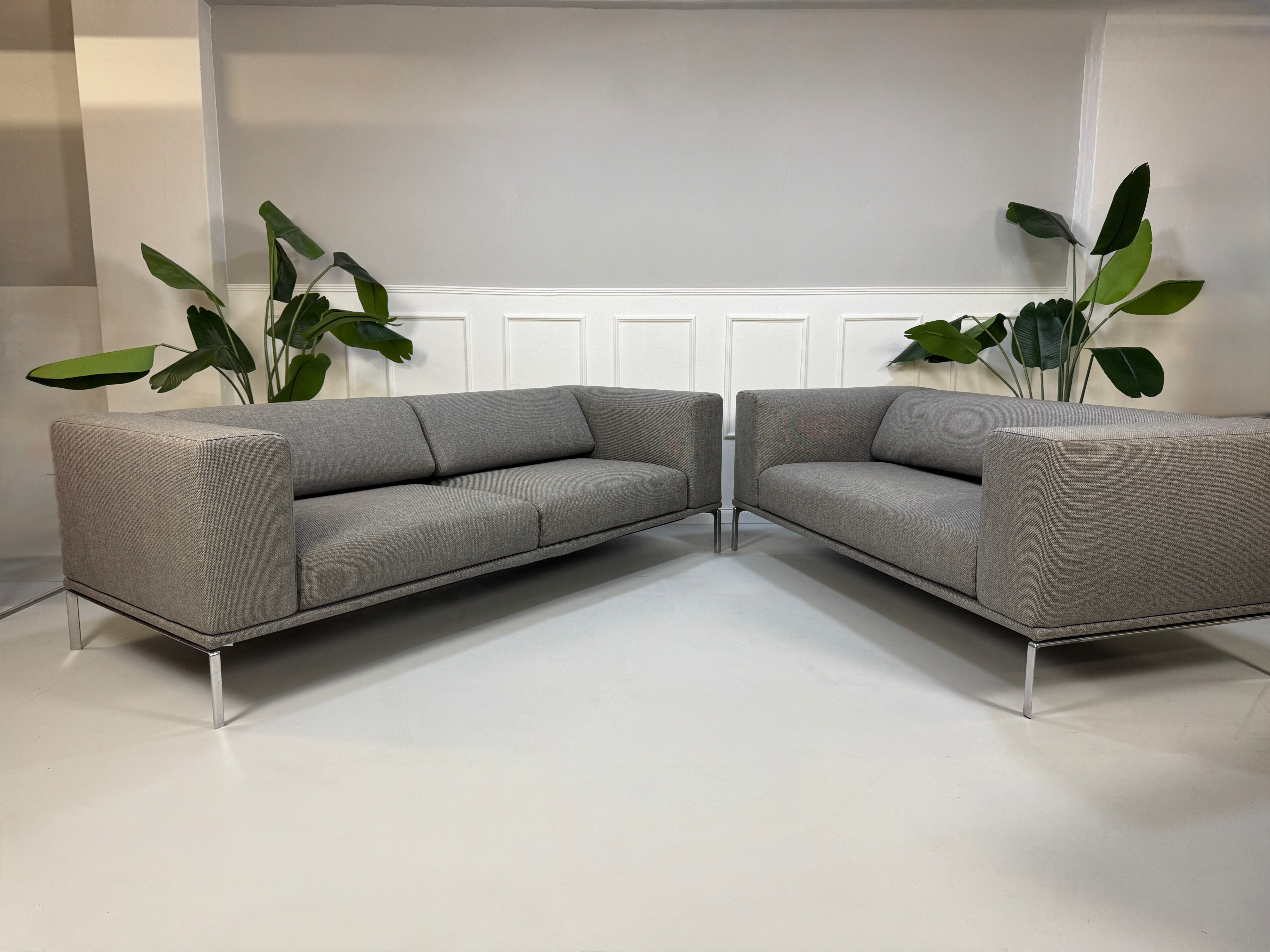 Gebrauchtes graues Cassina Moov Designer Stoff Sofa vor einer Wand, stilvoll und modern eingerichtet.
