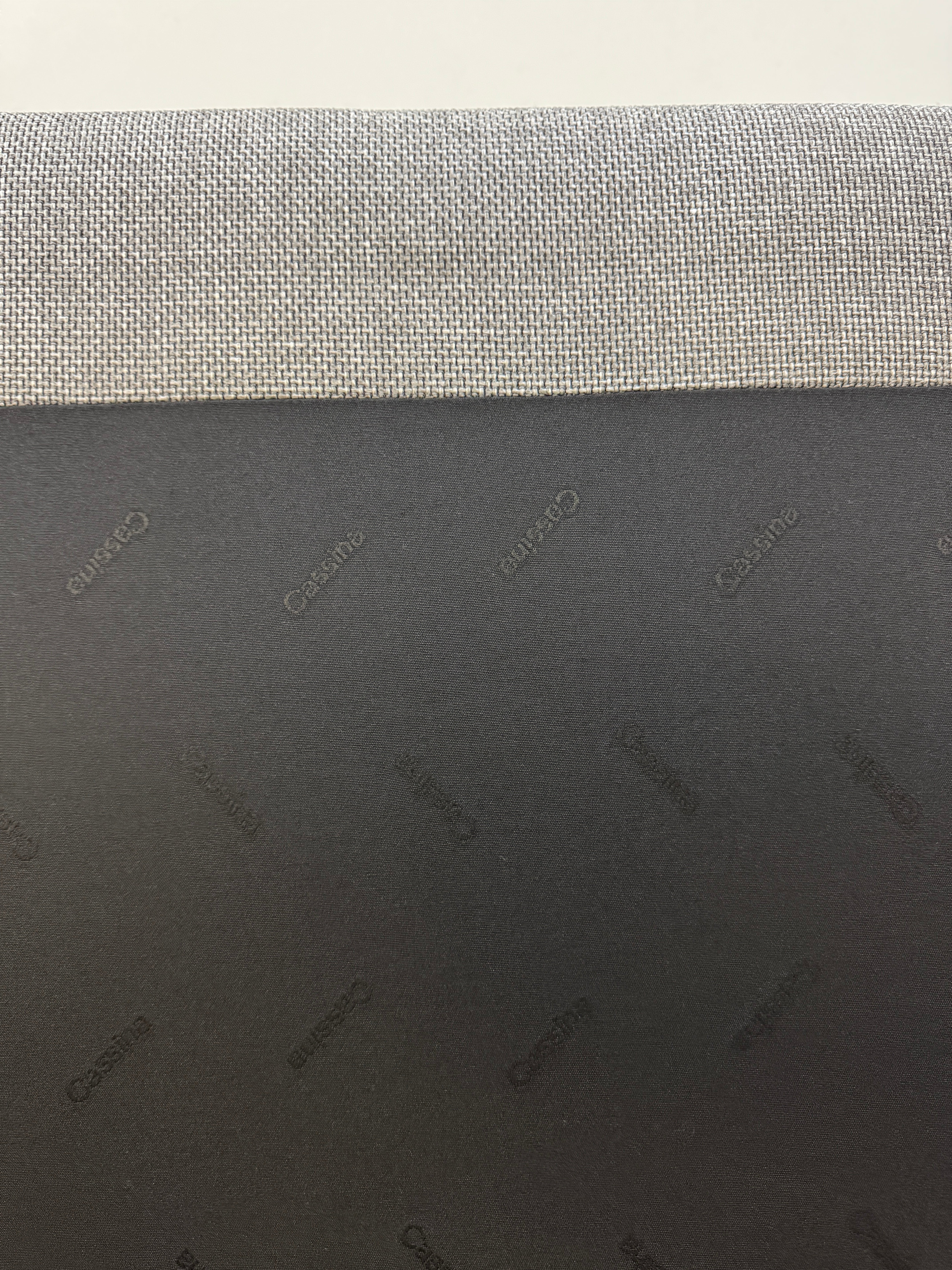 Gebrauchtes graues Cassina Moov Designer Stoff Sofa vor einer Wand, stilvoll und modern eingerichtet.