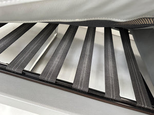Gebrauchtes graues Cassina Toot Designer Leder Sofa vor einer Wand, stilvoll und modern eingerichtet.