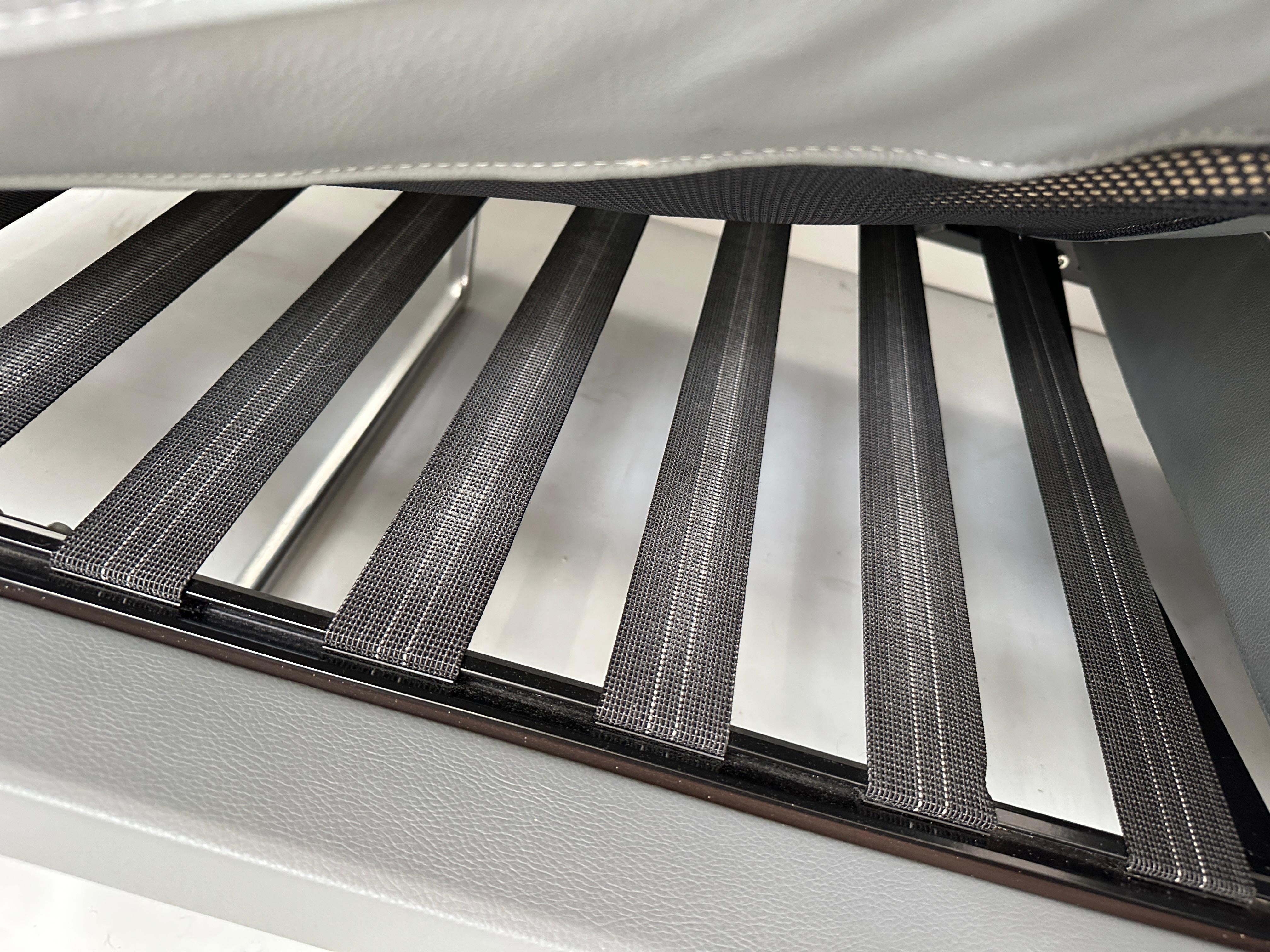 Gebrauchtes graues Cassina Toot Designer Leder Sofa vor einer Wand, stilvoll und modern eingerichtet.