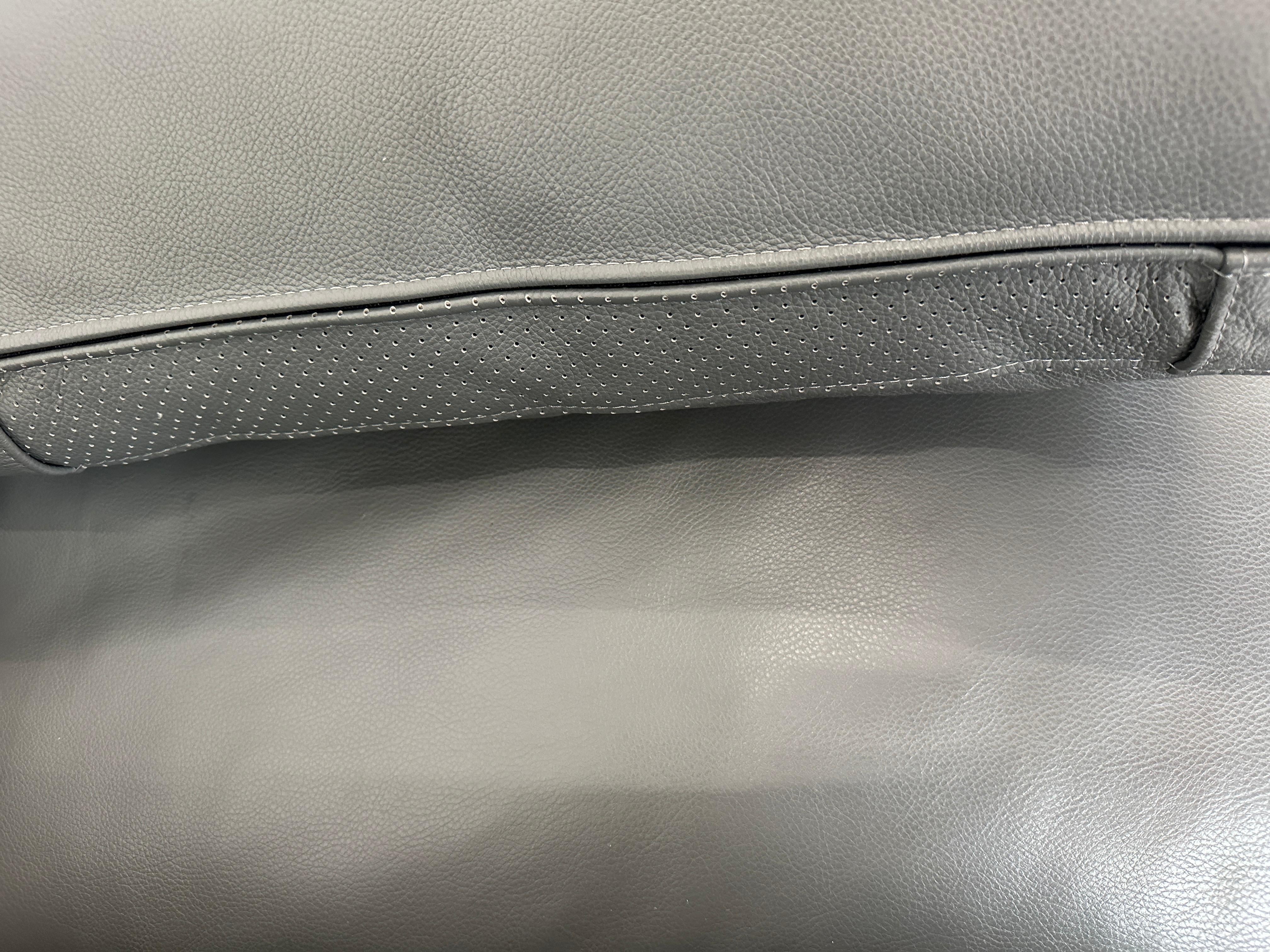 Gebrauchtes graues Cassina Toot Designer Leder Sofa vor einer Wand, stilvoll und modern eingerichtet.