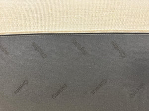 Gebrauchtes weißes Cassina Toot Designer Stoff Sofa vor einer Wand, stilvoll und modern eingerichtet.