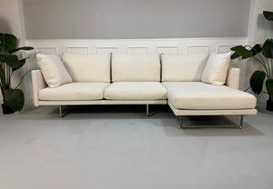 Gebrauchtes weißes Cassina Toot Designer Stoff Sofa vor einer Wand, stilvoll und modern eingerichtet.