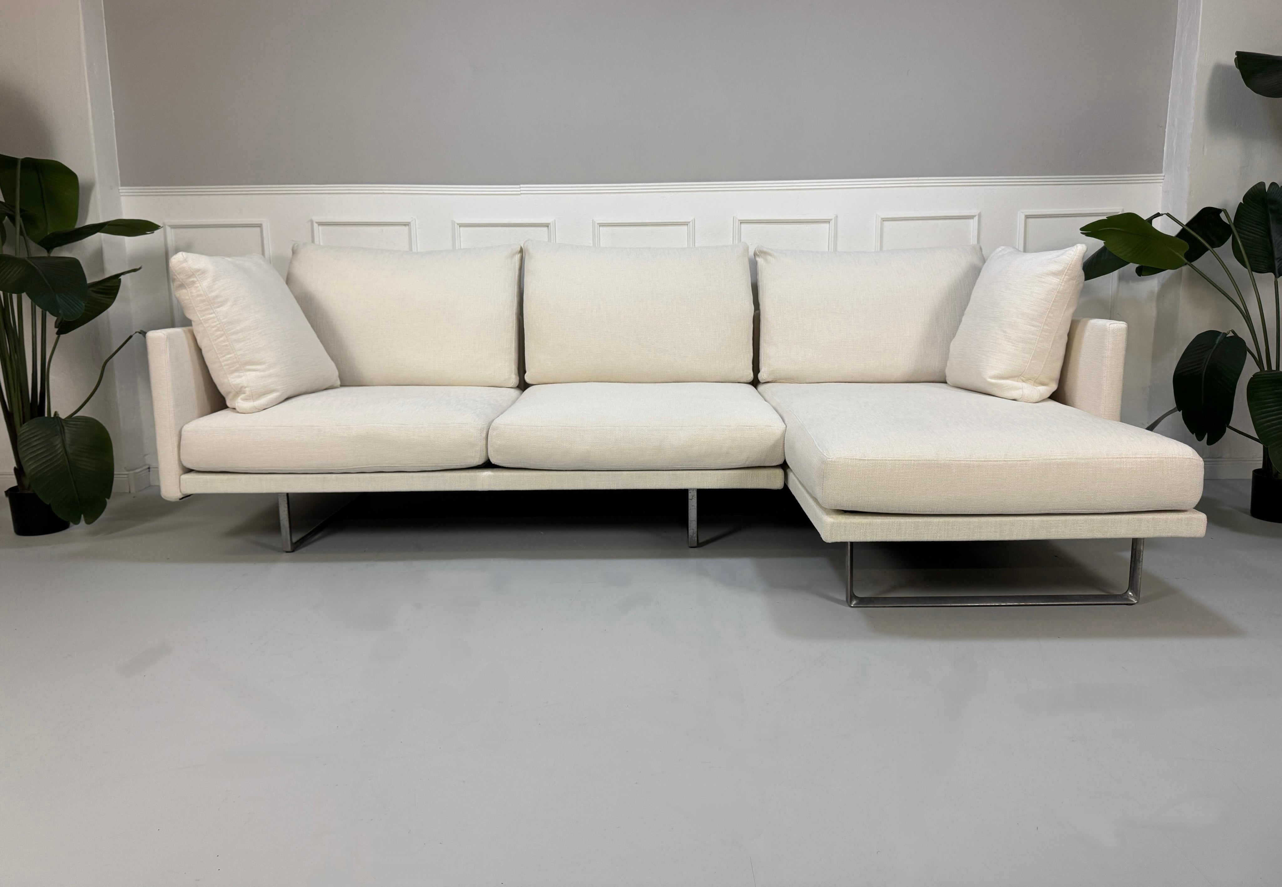 Gebrauchtes weißes Cassina Toot Designer Stoff Sofa vor einer Wand, stilvoll und modern eingerichtet.