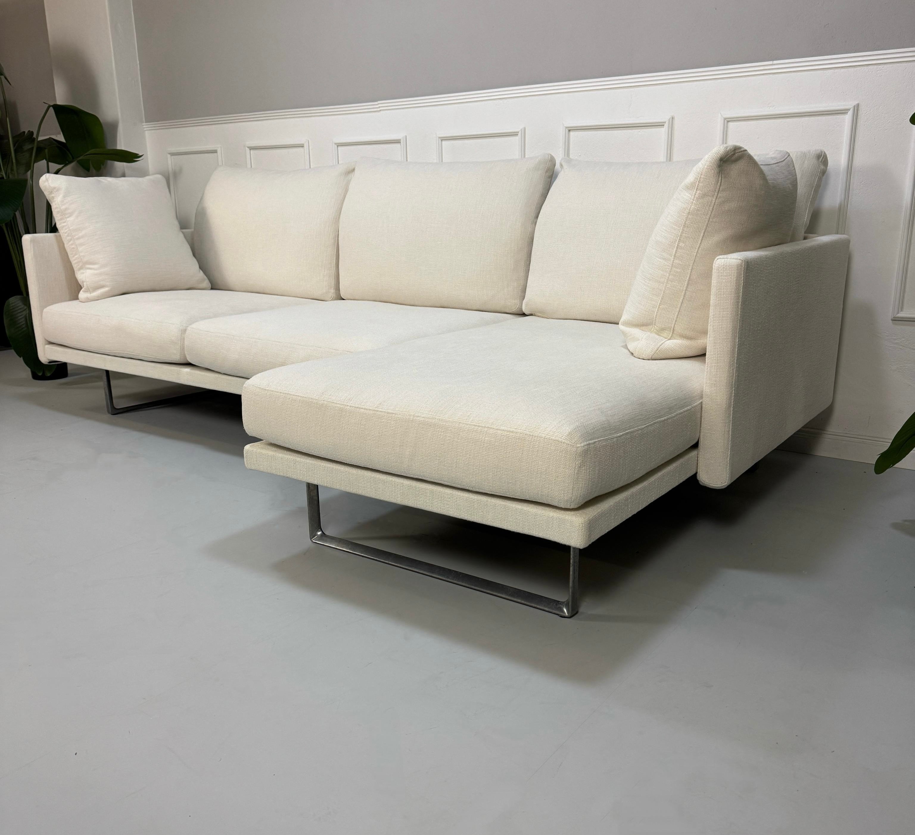 Gebrauchtes weißes Cassina Toot Designer Stoff Sofa vor einer Wand, stilvoll und modern eingerichtet.