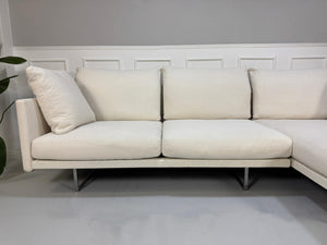 Gebrauchtes weißes Cassina Toot Designer Stoff Sofa vor einer Wand, stilvoll und modern eingerichtet.
