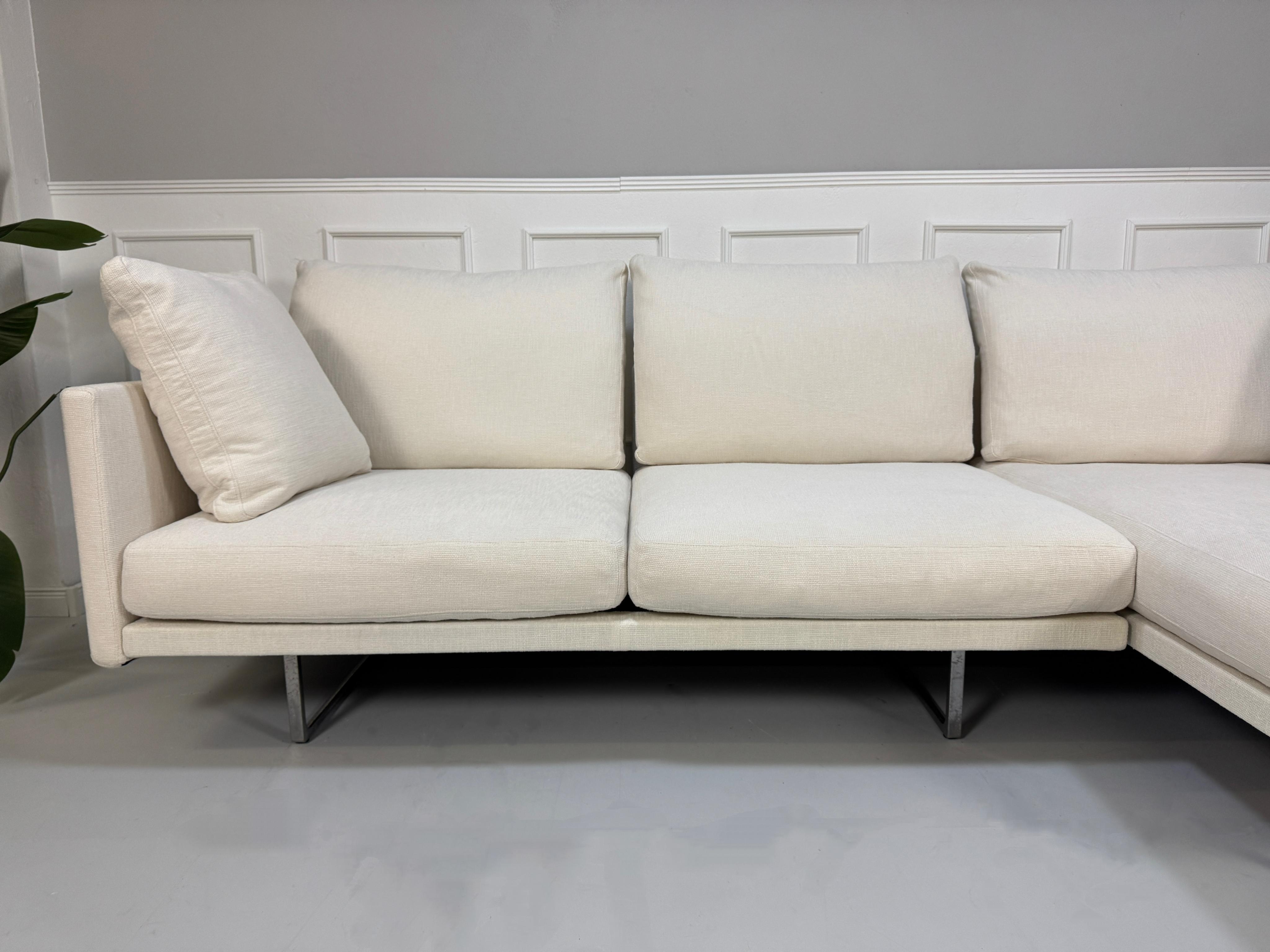 Gebrauchtes weißes Cassina Toot Designer Stoff Sofa vor einer Wand, stilvoll und modern eingerichtet.