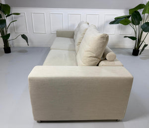 Gebrauchtes beiges Flexform Groundpiece Designer Stoff Sofa vor einer Wand, stilvoll und modern eingerichtet.