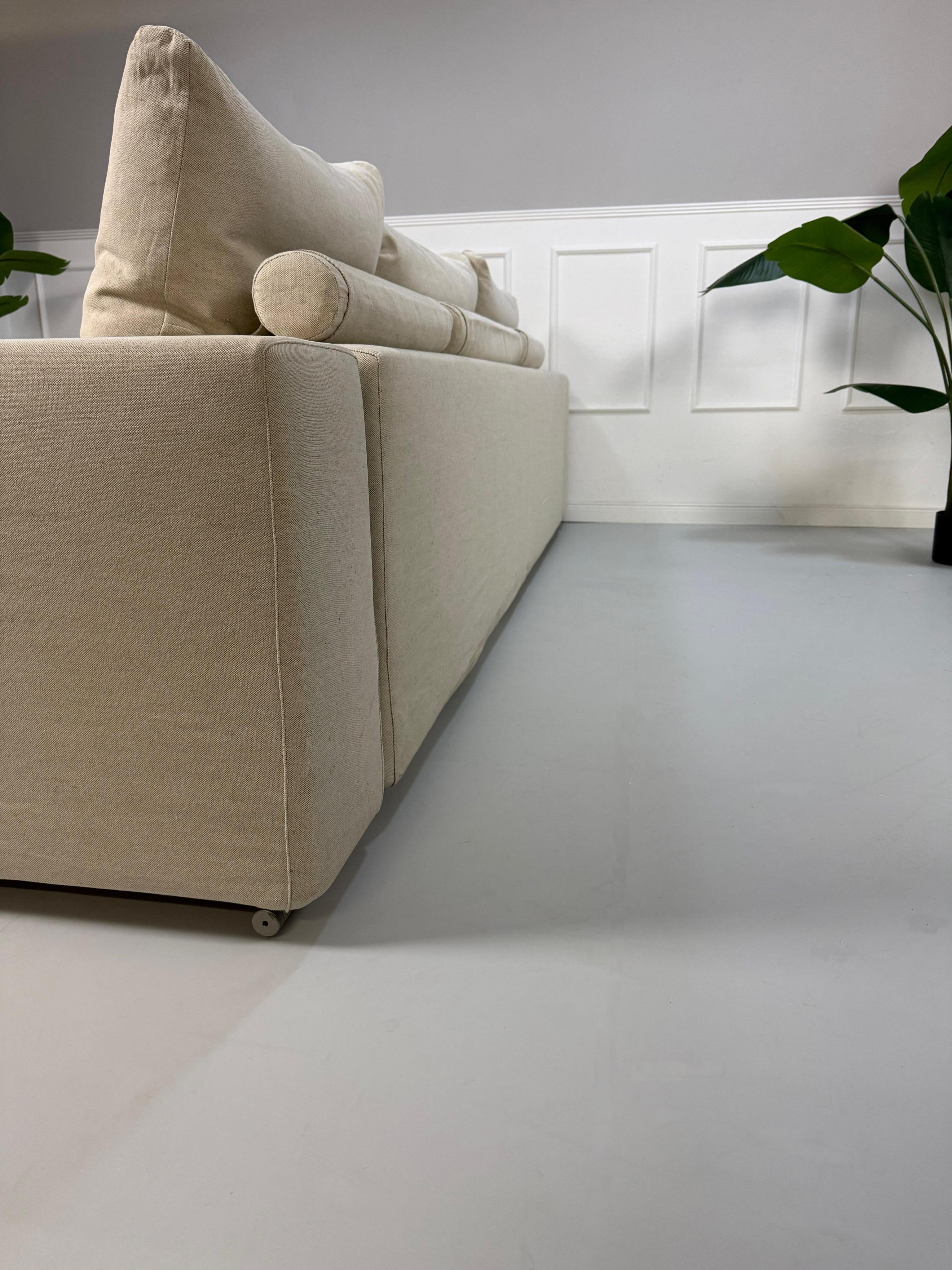 Gebrauchtes beiges Flexform Groundpiece Designer Stoff Sofa vor einer Wand, stilvoll und modern eingerichtet.