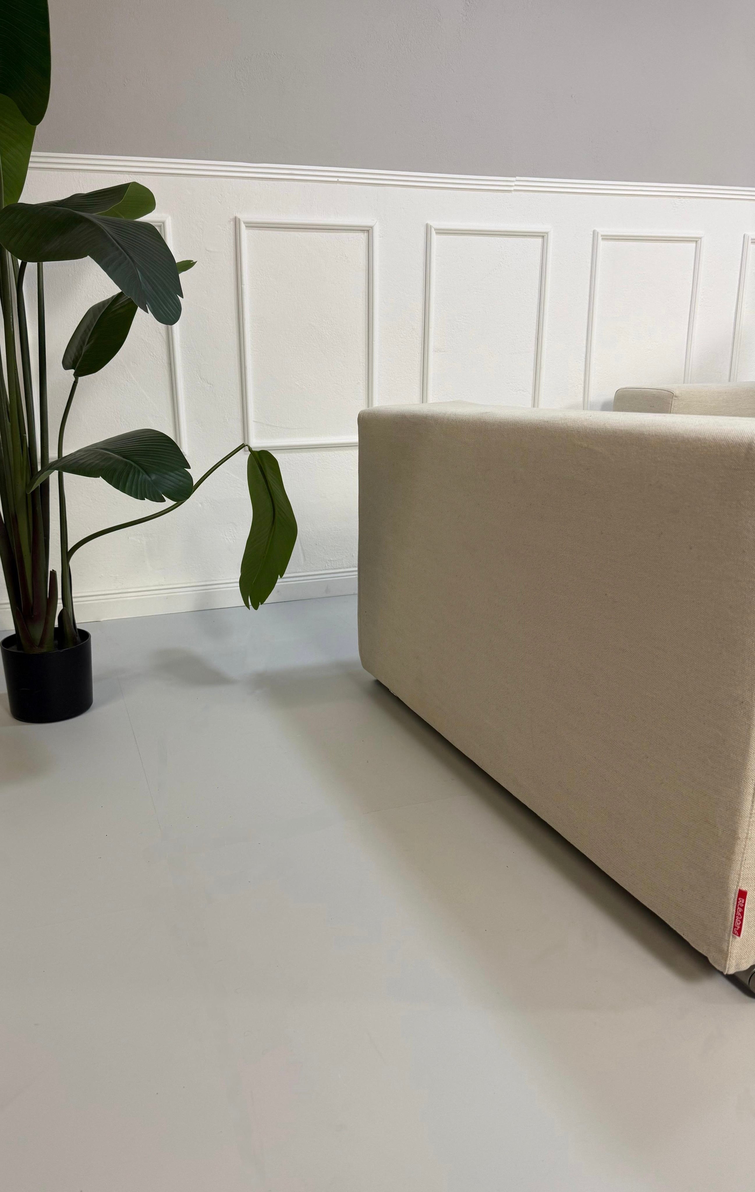 Gebrauchtes beiges Flexform Groundpiece Designer Stoff Sofa vor einer Wand, stilvoll und modern eingerichtet.