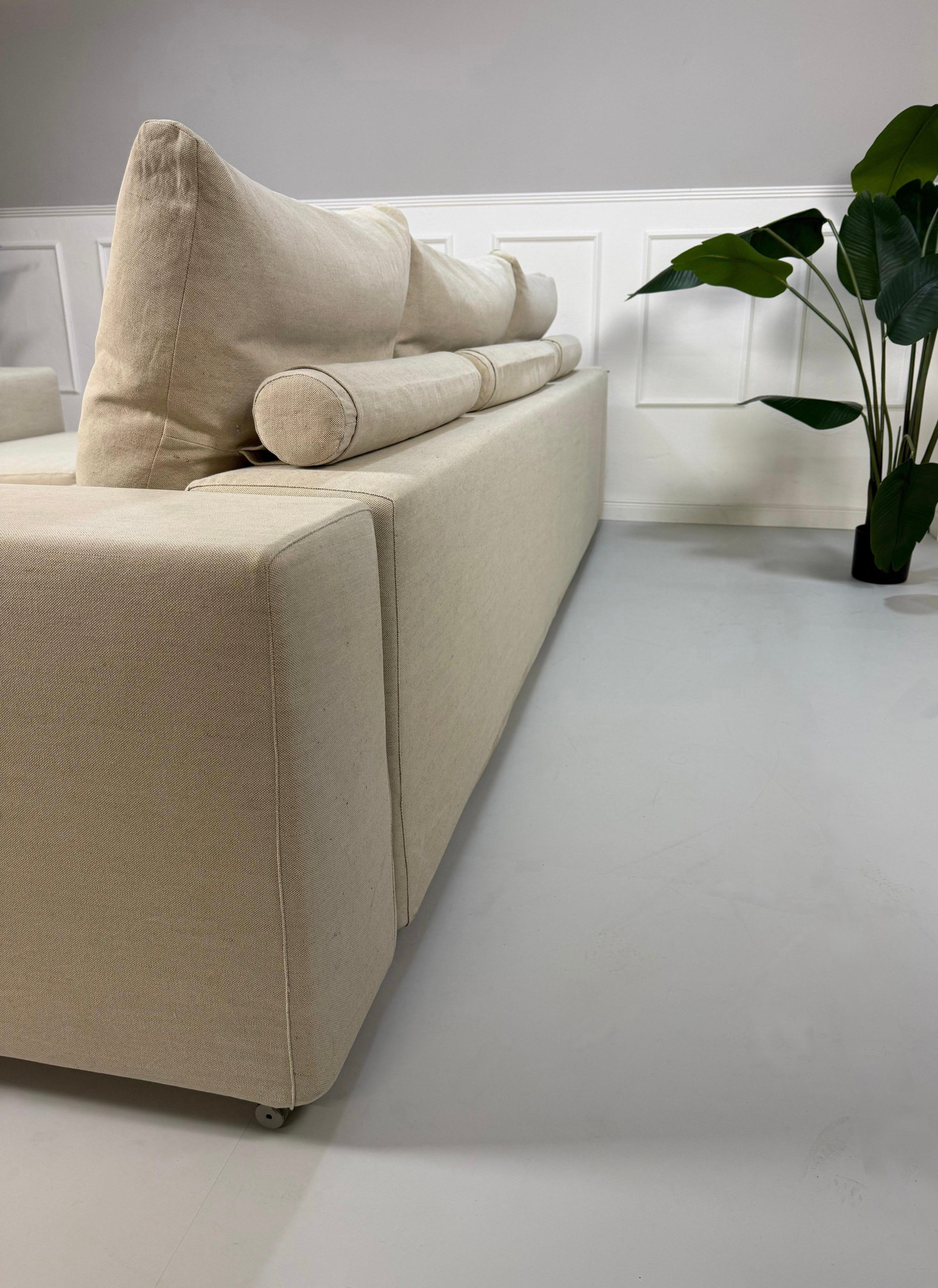 Gebrauchtes beiges Flexform Groundpiece Designer Stoff Sofa vor einer Wand, stilvoll und modern eingerichtet.