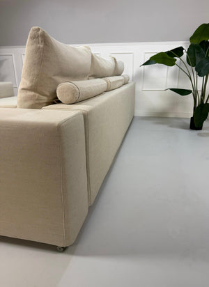 Gebrauchtes beiges Flexform Groundpiece Designer Stoff Sofa vor einer Wand, stilvoll und modern eingerichtet.