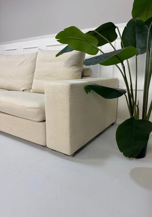 Gebrauchtes beiges Flexform Groundpiece Designer Stoff Sofa vor einer Wand, stilvoll und modern eingerichtet.