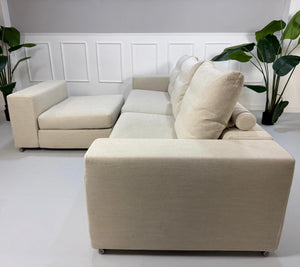 Gebrauchtes beiges Flexform Groundpiece Designer Stoff Sofa vor einer Wand, stilvoll und modern eingerichtet.