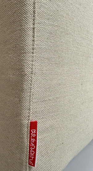 Gebrauchtes beiges Flexform Groundpiece Designer Stoff Sofa vor einer Wand, stilvoll und modern eingerichtet.
