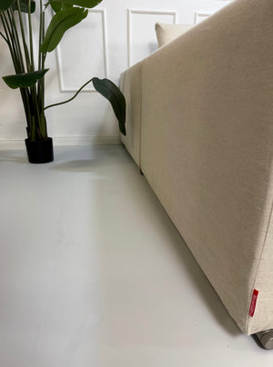 Gebrauchtes beiges Flexform Groundpiece Designer Stoff Sofa vor einer Wand, stilvoll und modern eingerichtet.