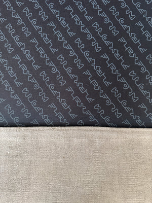 Gebrauchtes graues Flexform Groundpiece Designer Stoff Sofa vor einer Wand, stilvoll und modern eingerichtet.