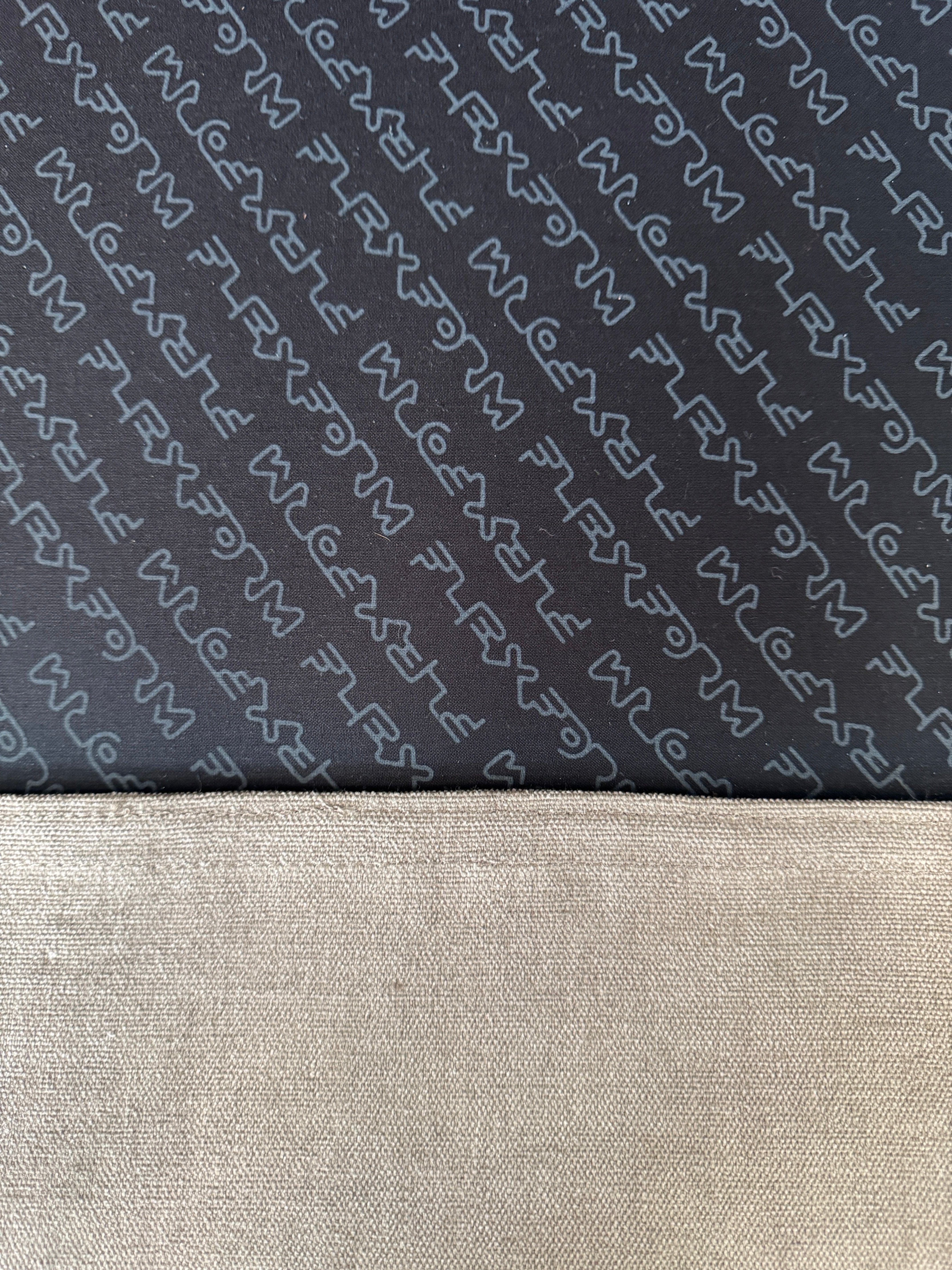 Gebrauchtes graues Flexform Groundpiece Designer Stoff Sofa vor einer Wand, stilvoll und modern eingerichtet.