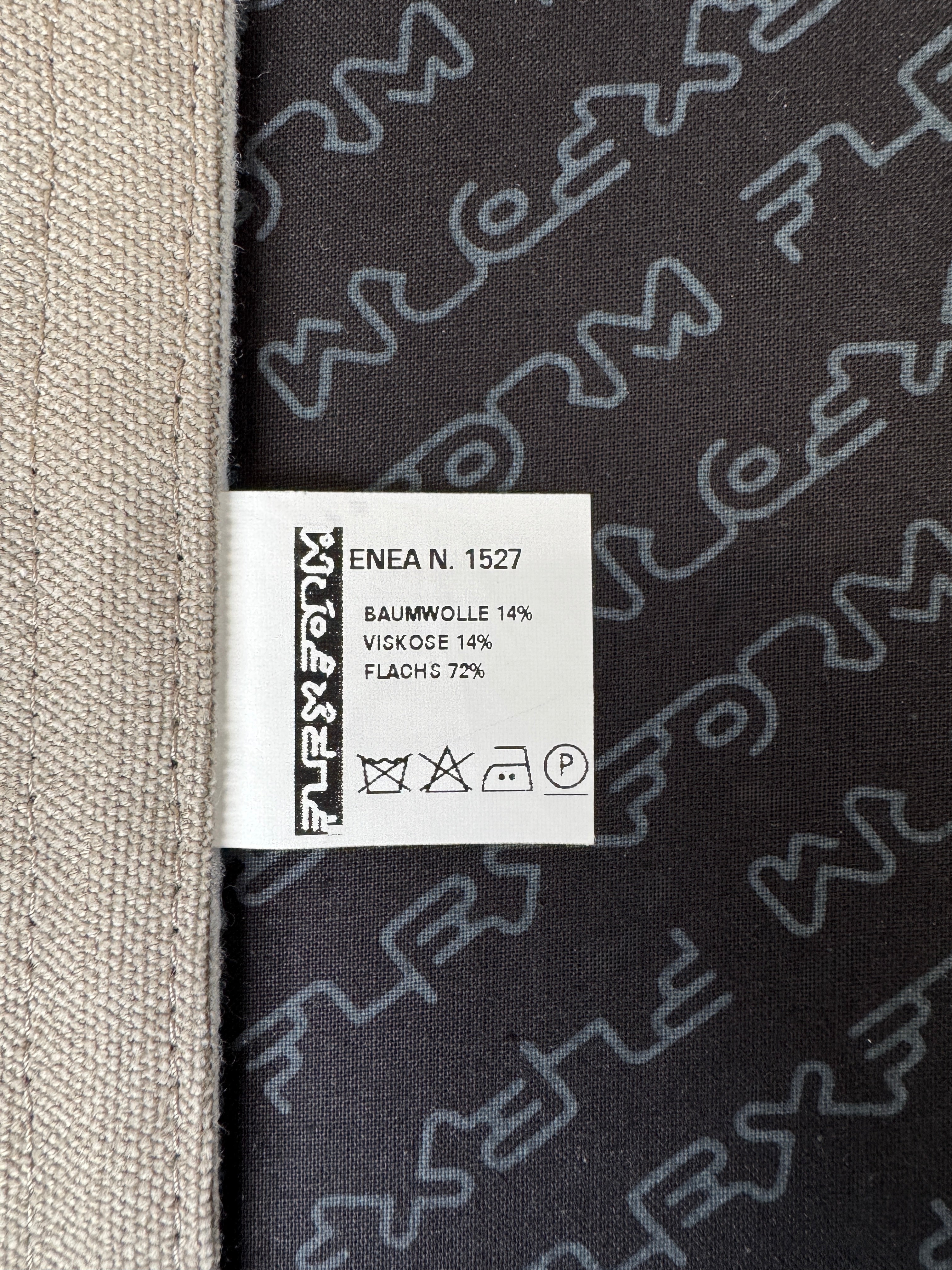 Gebrauchtes graues Flexform Groundpiece Designer Stoff Sofa vor einer Wand, stilvoll und modern eingerichtet.