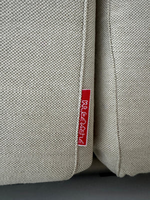 Gebrauchtes beiges Flexform Groundpiece Designer Stoff Sofa vor einer Wand, stilvoll und modern eingerichtet.