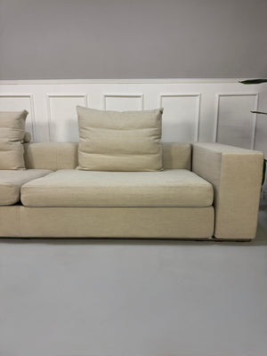 Gebrauchtes beiges Flexform Groundpiece Designer Stoff Sofa vor einer Wand, stilvoll und modern eingerichtet.