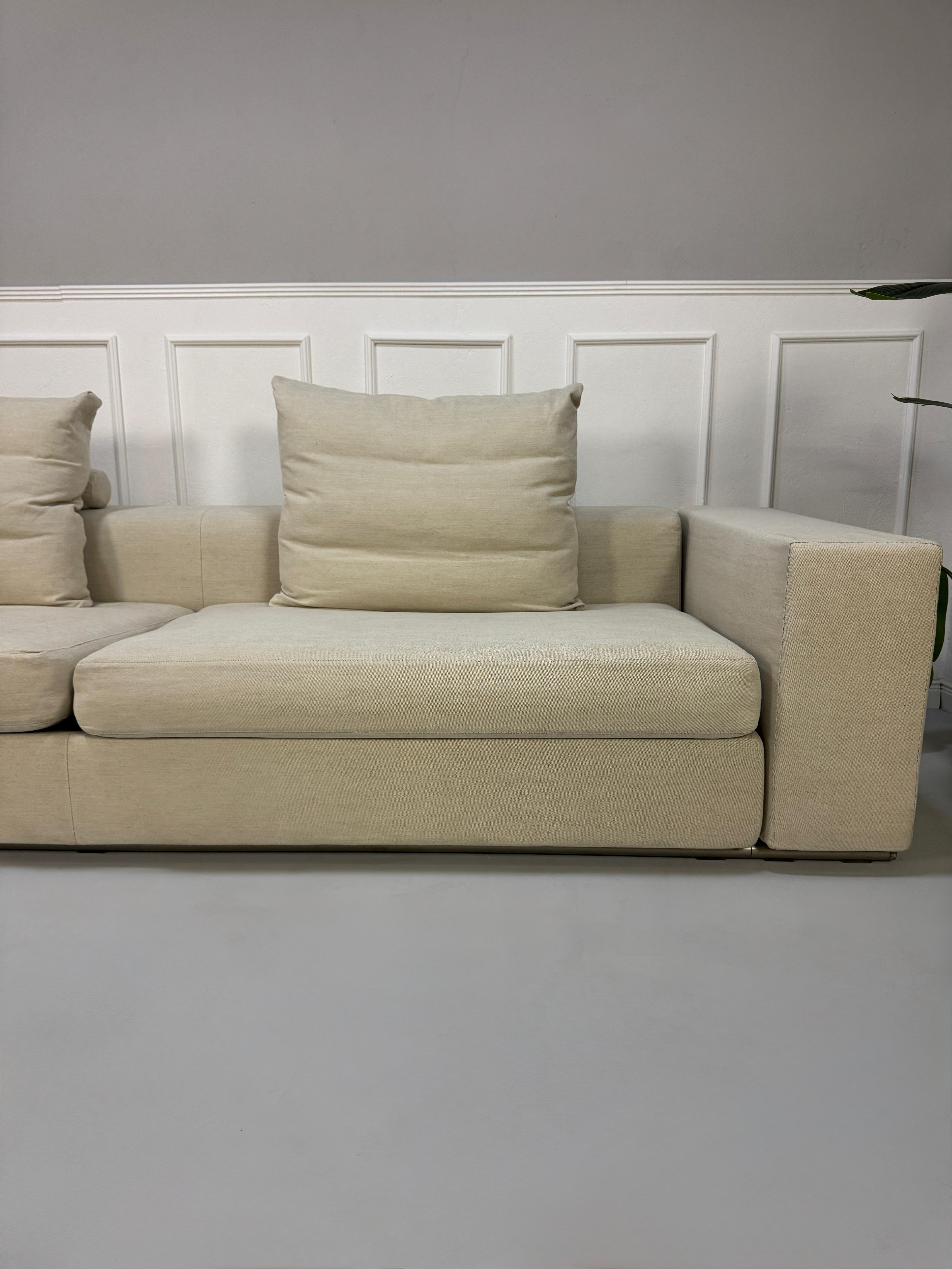 Gebrauchtes beiges Flexform Groundpiece Designer Stoff Sofa vor einer Wand, stilvoll und modern eingerichtet.