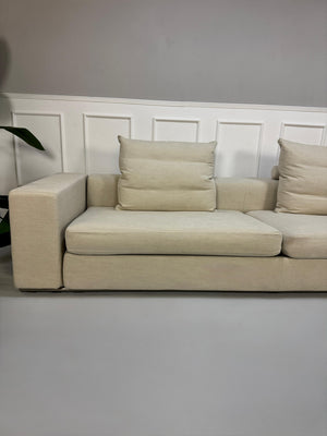 Gebrauchtes beiges Flexform Groundpiece Designer Stoff Sofa vor einer Wand, stilvoll und modern eingerichtet.