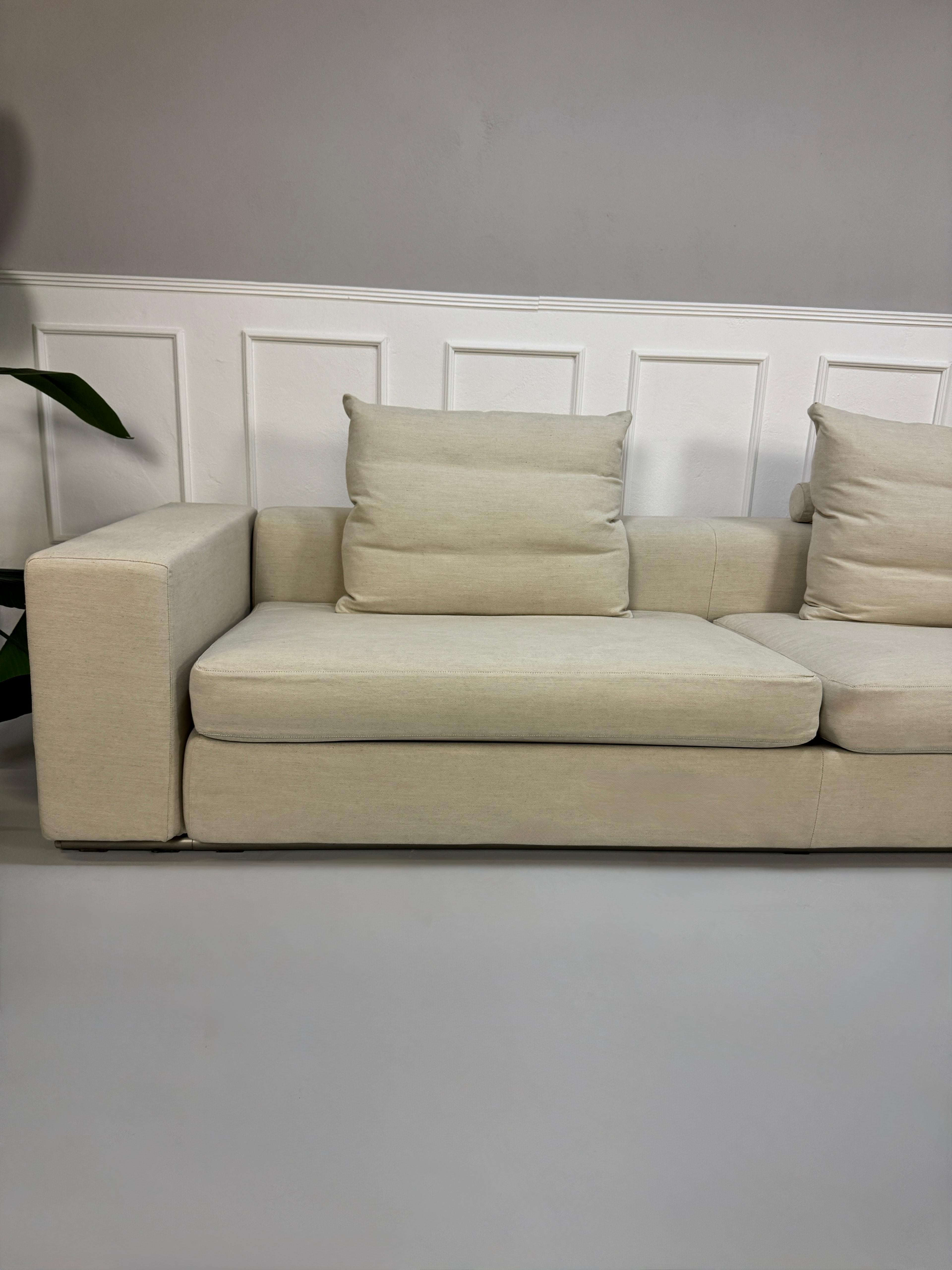 Gebrauchtes beiges Flexform Groundpiece Designer Stoff Sofa vor einer Wand, stilvoll und modern eingerichtet.
