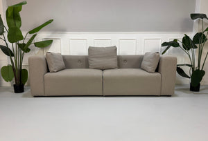 Gebrauchtes graues HAY Mags Designer Stoff Sofa vor einer Wand, stilvoll und modern eingerichtet.