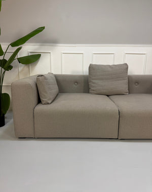 Gebrauchtes graues HAY Mags Designer Stoff Sofa vor einer Wand, stilvoll und modern eingerichtet.
