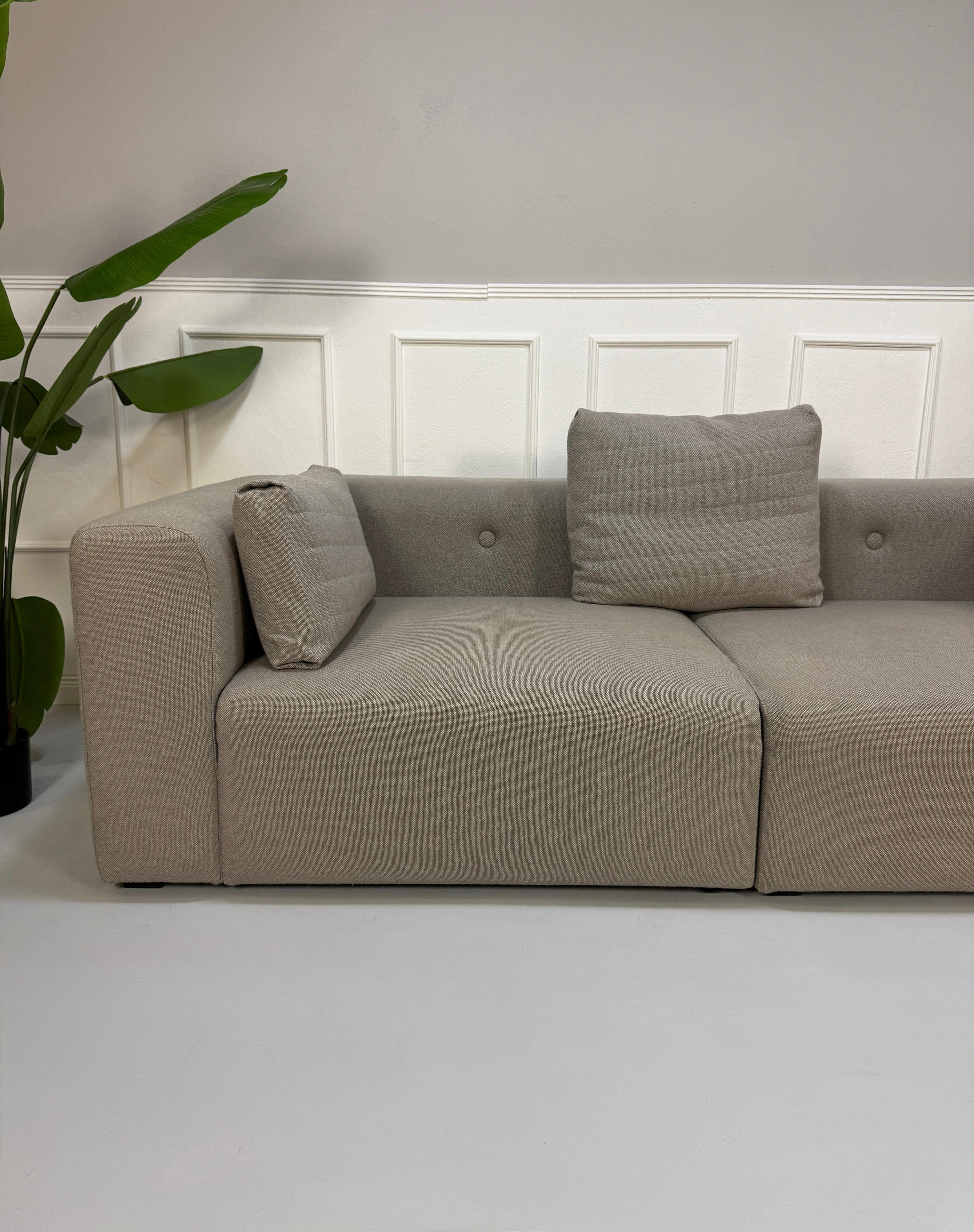 Gebrauchtes graues HAY Mags Designer Stoff Sofa vor einer Wand, stilvoll und modern eingerichtet.