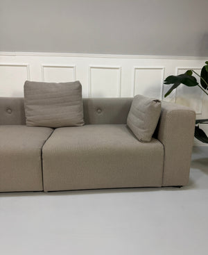 Gebrauchtes graues HAY Mags Designer Stoff Sofa vor einer Wand, stilvoll und modern eingerichtet.