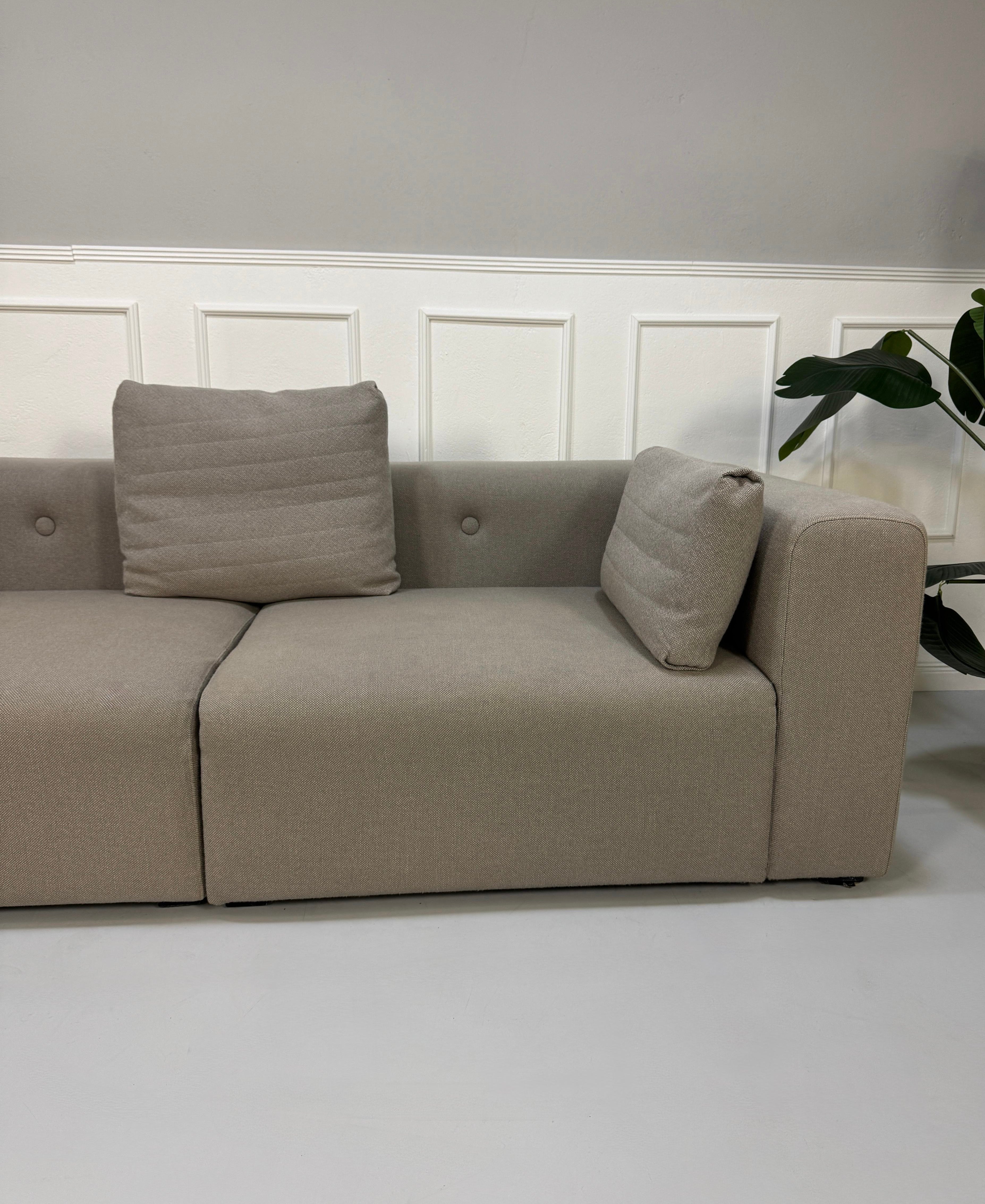 Gebrauchtes graues HAY Mags Designer Stoff Sofa vor einer Wand, stilvoll und modern eingerichtet.