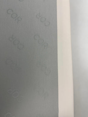 Gebrauchtes graues COR Conseta Designer Leder Sofa vor einer Wand, stilvoll und modern eingerichtet.