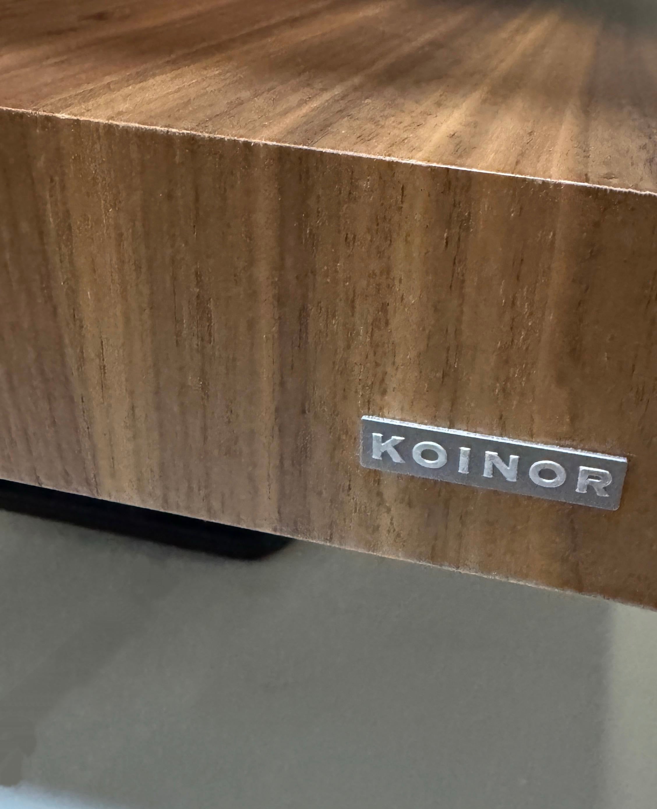 Gebrauchtes graues Koinor Epos Designer Leder Sofa vor einer Wand, stilvoll und modern eingerichtet.