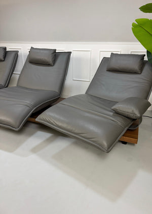 Gebrauchtes graues Koinor Epos Designer Leder Sofa vor einer Wand, stilvoll und modern eingerichtet.