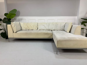 Gebrauchtes beiges Ligne Roset Traversale Designer Stoff Sofa vor einer Wand, stilvoll und modern eingerichtet.