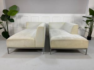Gebrauchtes beiges Ligne Roset Traversale Designer Stoff Sofa vor einer Wand, stilvoll und modern eingerichtet.