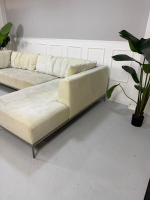 Gebrauchtes beiges Ligne Roset Traversale Designer Stoff Sofa vor einer Wand, stilvoll und modern eingerichtet.