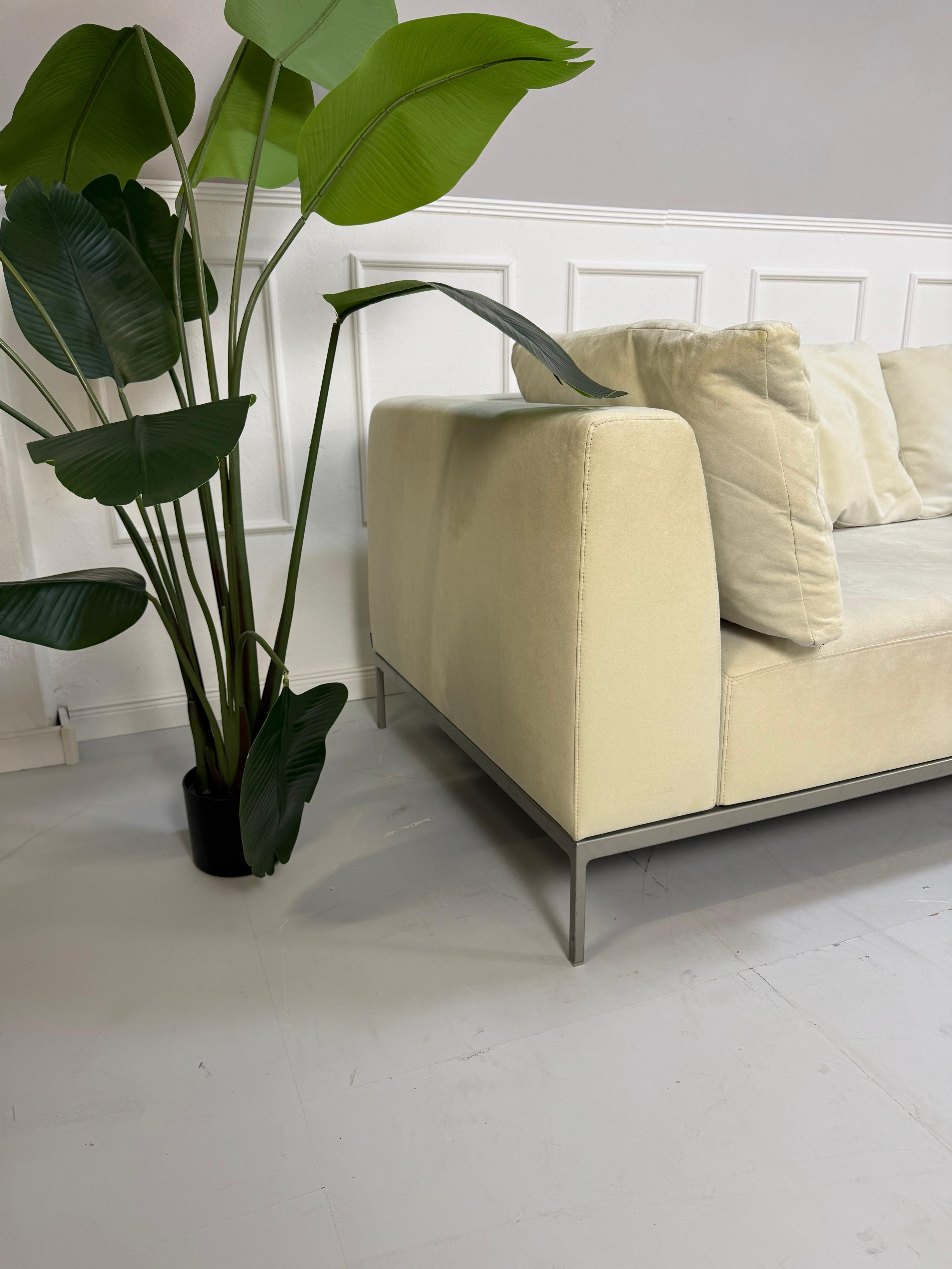 Gebrauchtes beiges Ligne Roset Traversale Designer Stoff Sofa vor einer Wand, stilvoll und modern eingerichtet.