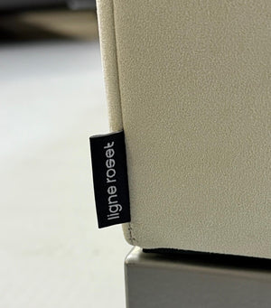 Gebrauchtes beiges Ligne Roset Traversale Designer Stoff Sofa vor einer Wand, stilvoll und modern eingerichtet.