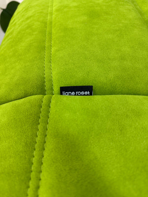 Erneuertes Ligne Roset Togo Designer Stoff Sofa in der Farbe Grün vor einer Wand, stilvoll und modern eingerichtet.
