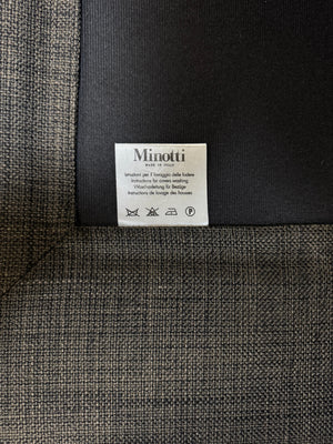Gebrauchtes braunes Minotti Hamilton Designer Stoff Sofa vor einer Wand, stilvoll und modern eingerichtet.