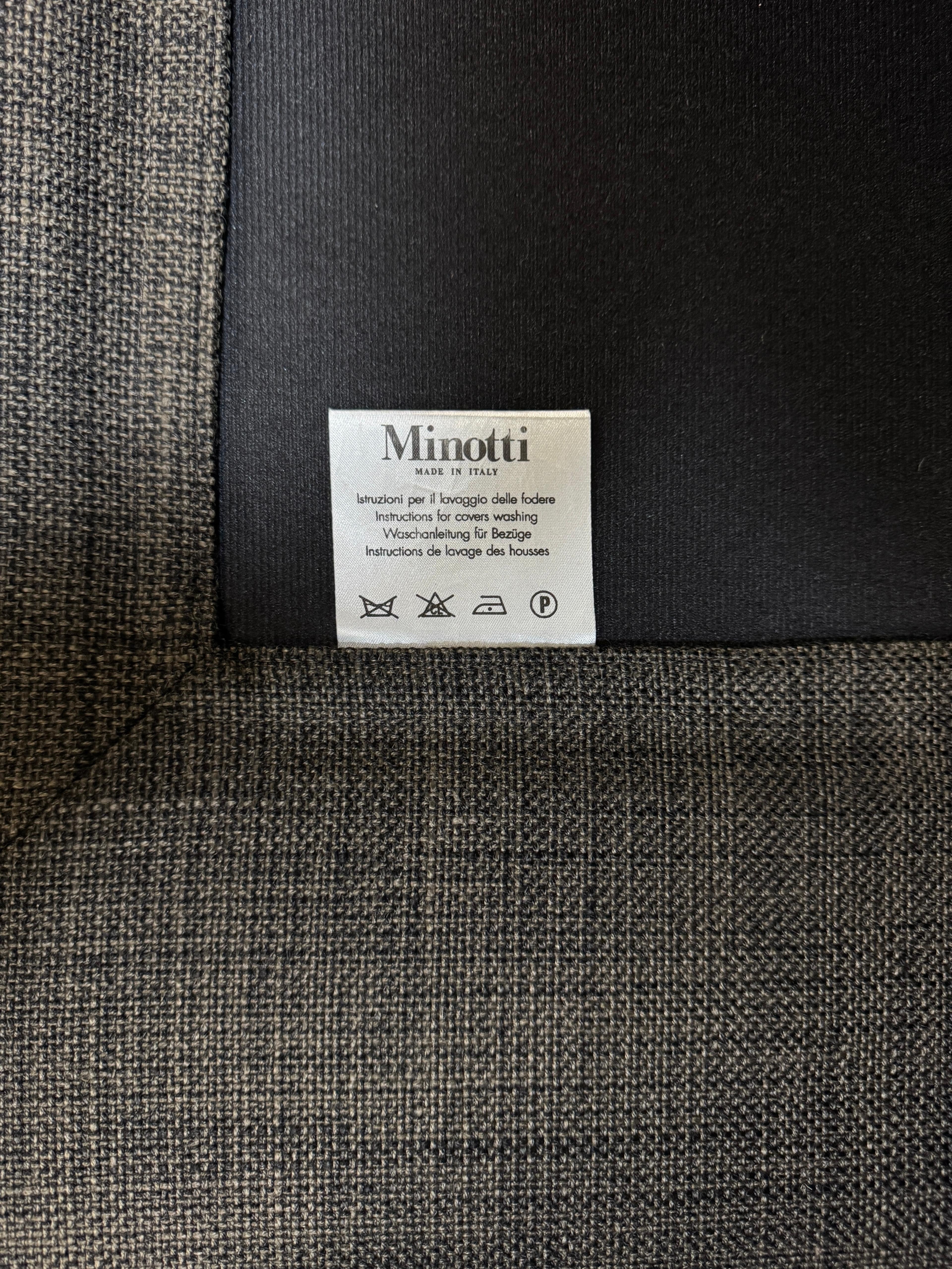 Gebrauchtes braunes Minotti Hamilton Designer Stoff Sofa vor einer Wand, stilvoll und modern eingerichtet.