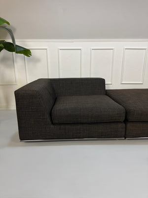 Gebrauchtes braunes Minotti Hamilton Designer Stoff Sofa vor einer Wand, stilvoll und modern eingerichtet.