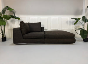Gebrauchtes braunes Minotti Hamilton Designer Stoff Sofa vor einer Wand, stilvoll und modern eingerichtet.