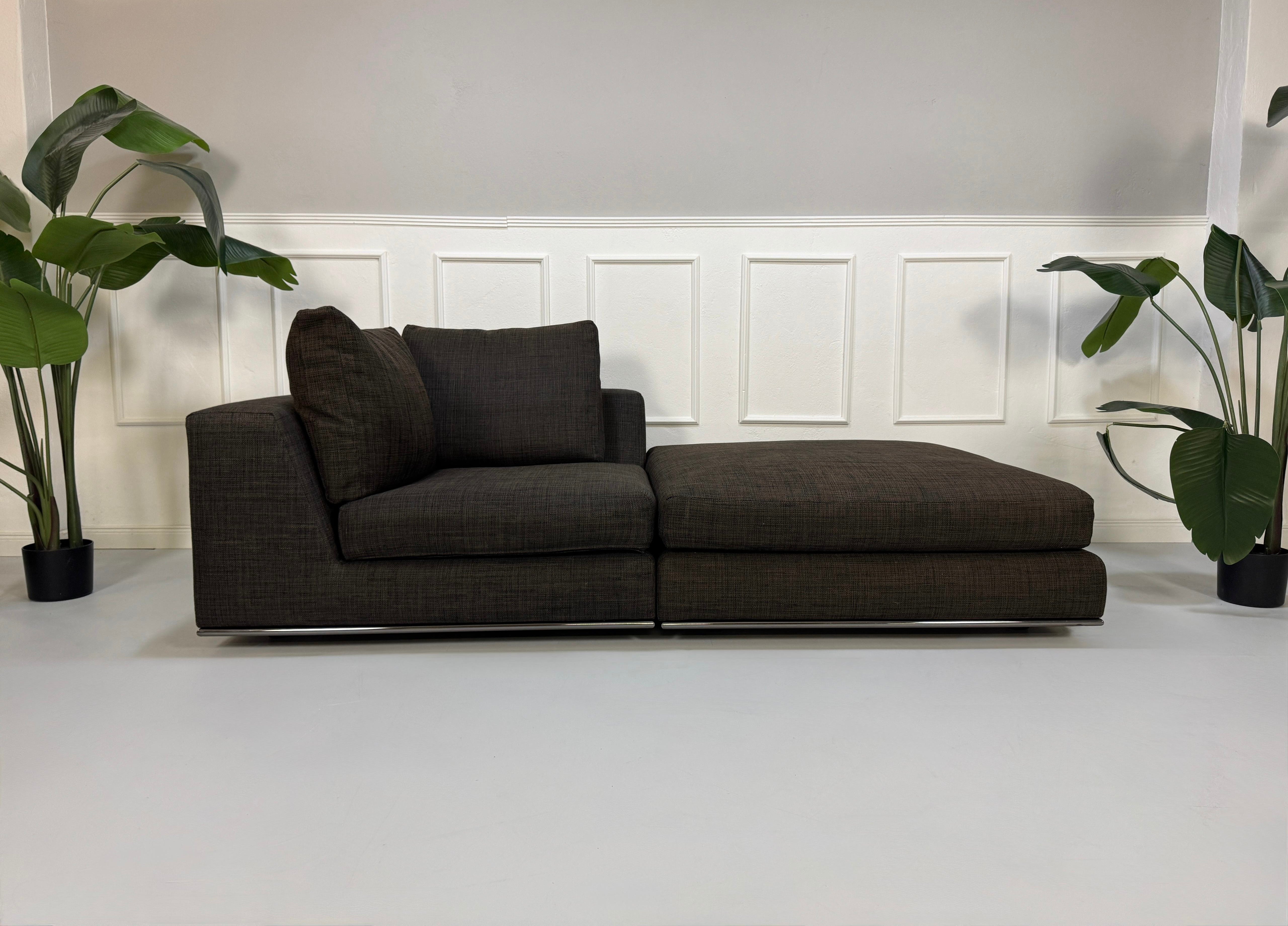 Gebrauchtes braunes Minotti Hamilton Designer Stoff Sofa vor einer Wand, stilvoll und modern eingerichtet.